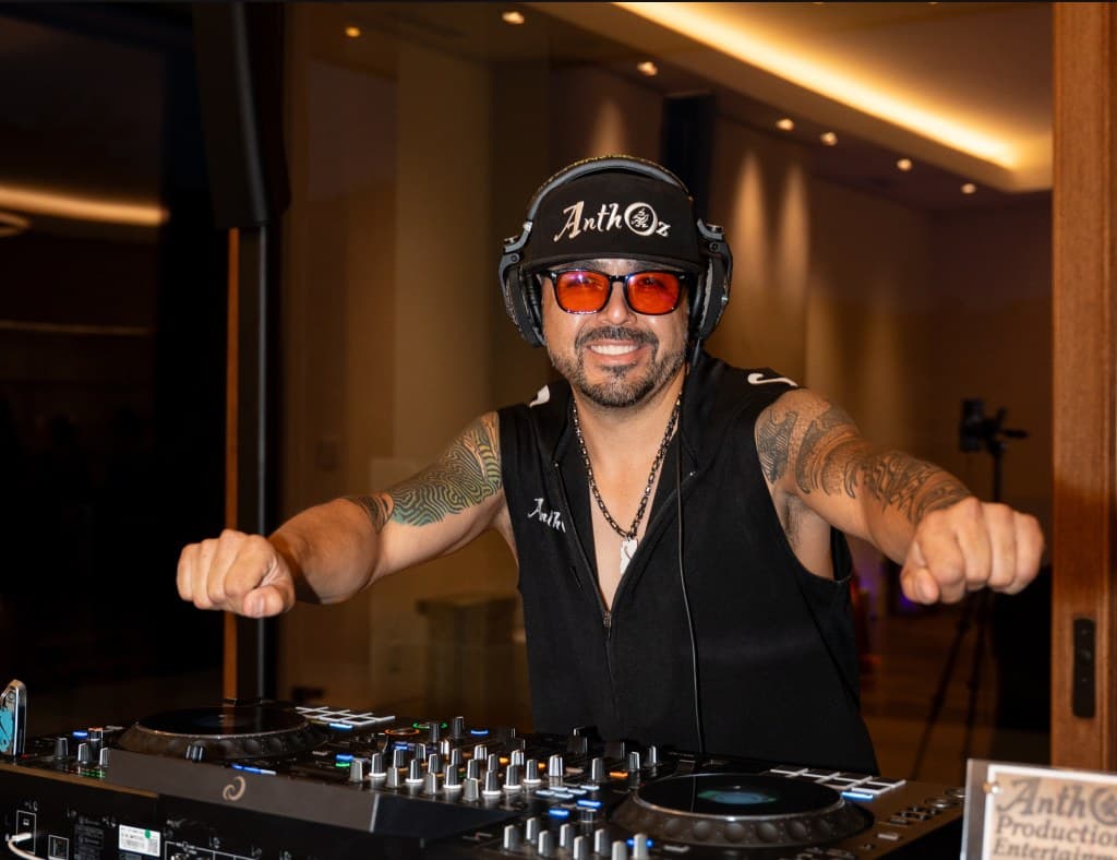 AnthoZ behind the decks